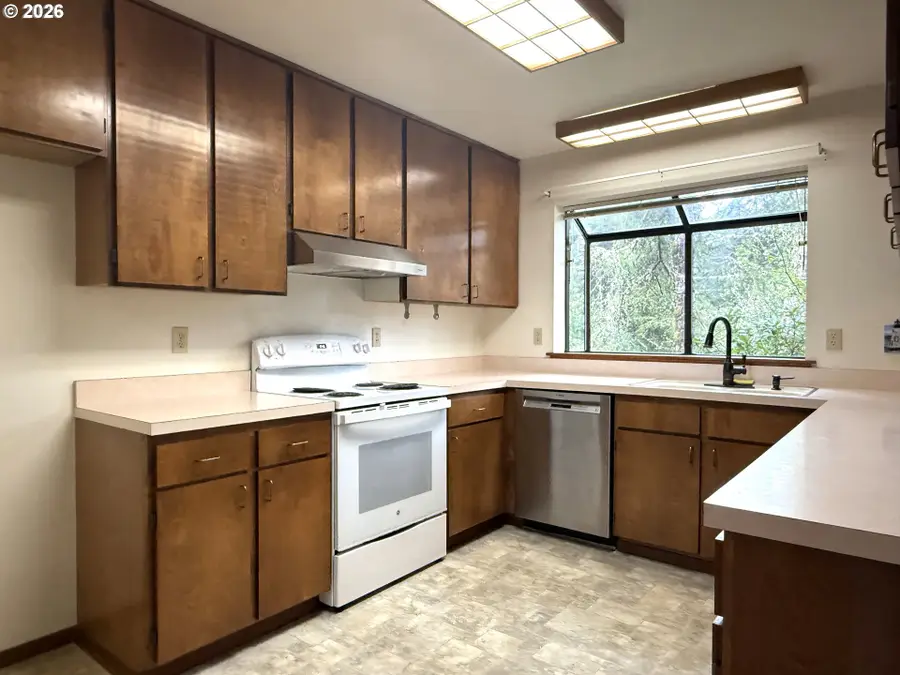 1475 Glenwood Dr, Brookings, OR 97415 - #2