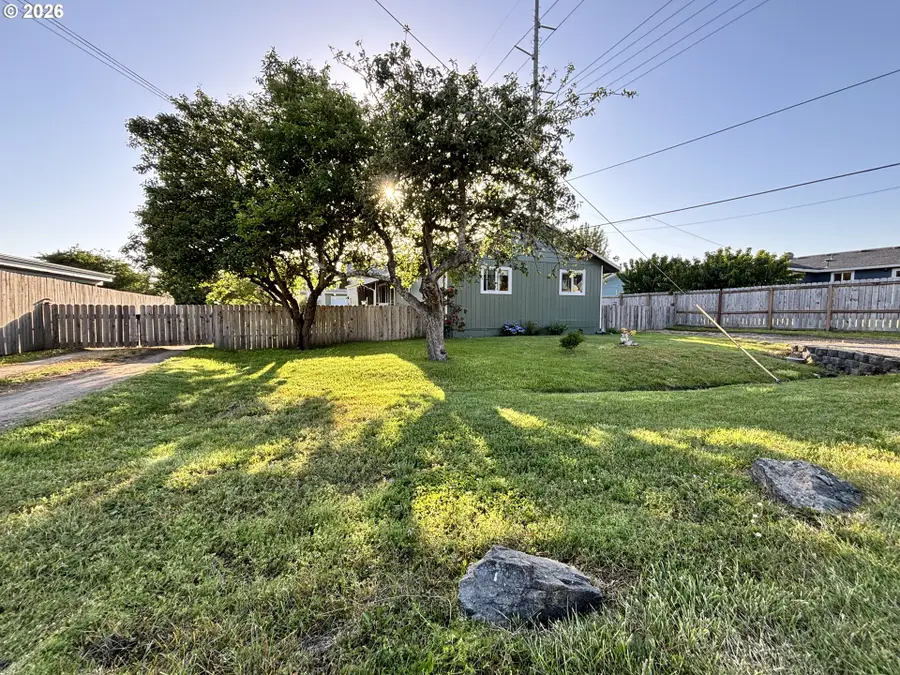 537 Art St, Brookings, OR 97415 - #2