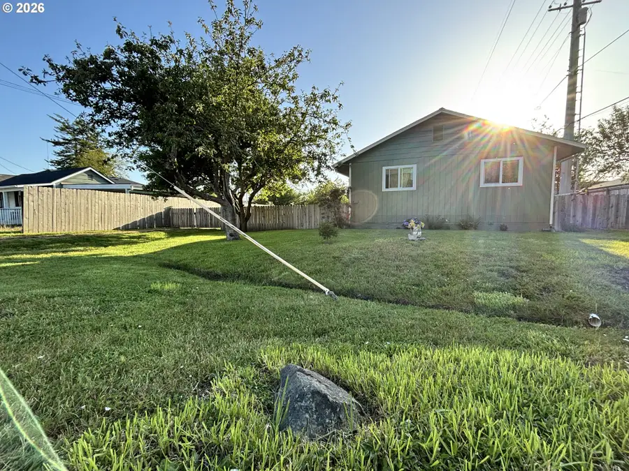 537 Art St, Brookings, OR 97415 - #3