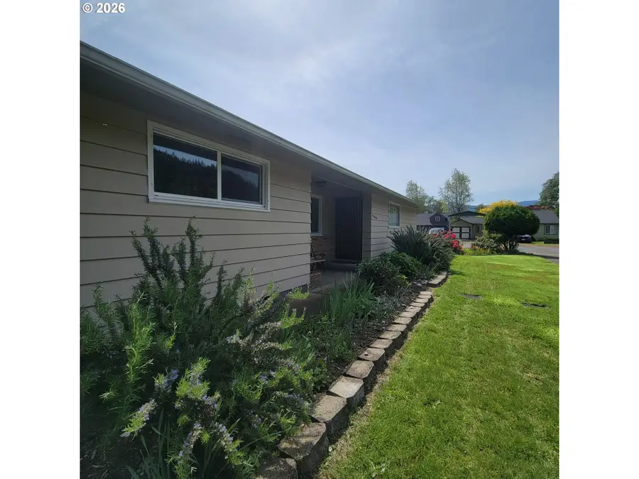 47858 W 1st St, Oakridge, OR 97463 - #3