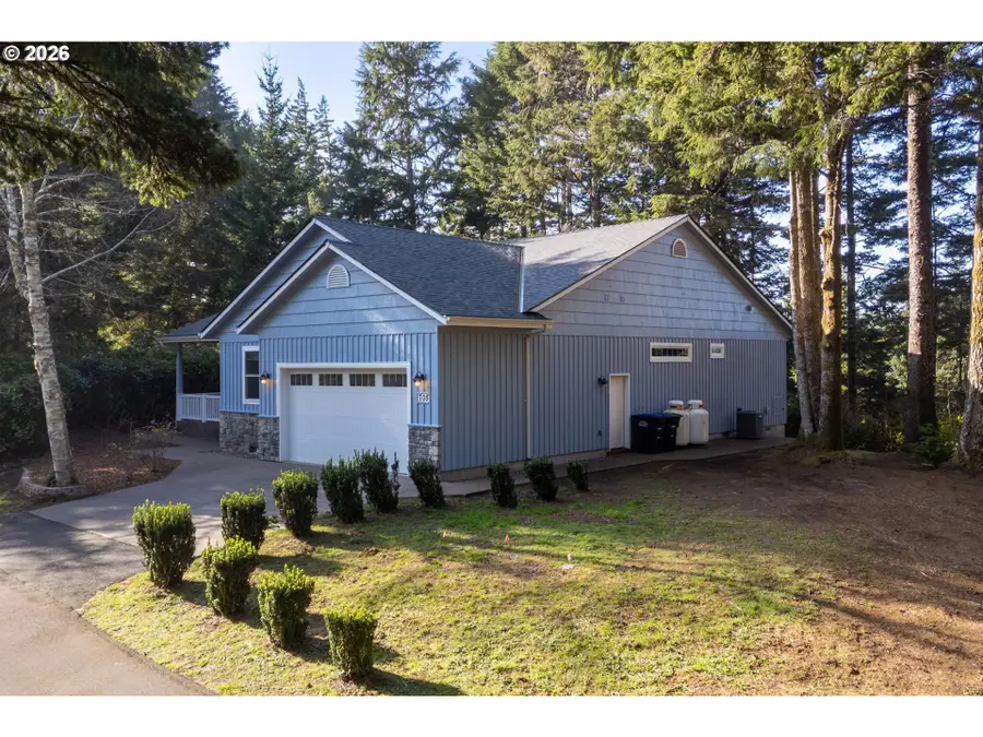 705 NW Highland Cir, Waldport, OR 97394 - #3
