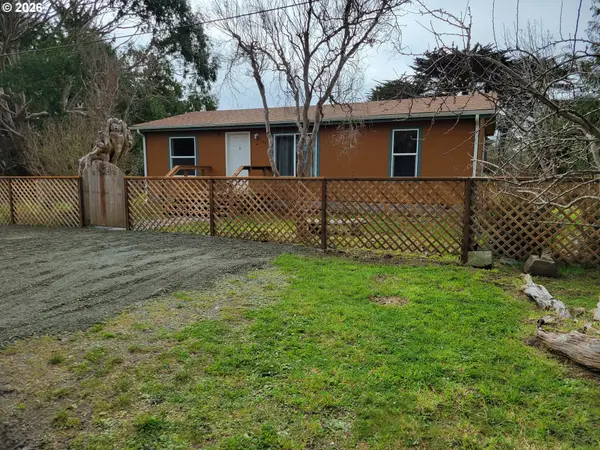 303 13th St Sw, Bandon, OR 97411