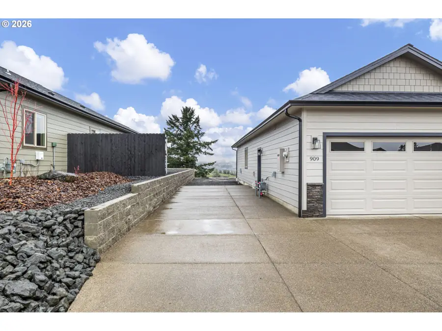 909 Durham Ave, Sutherlin, OR 97479 - Image #3