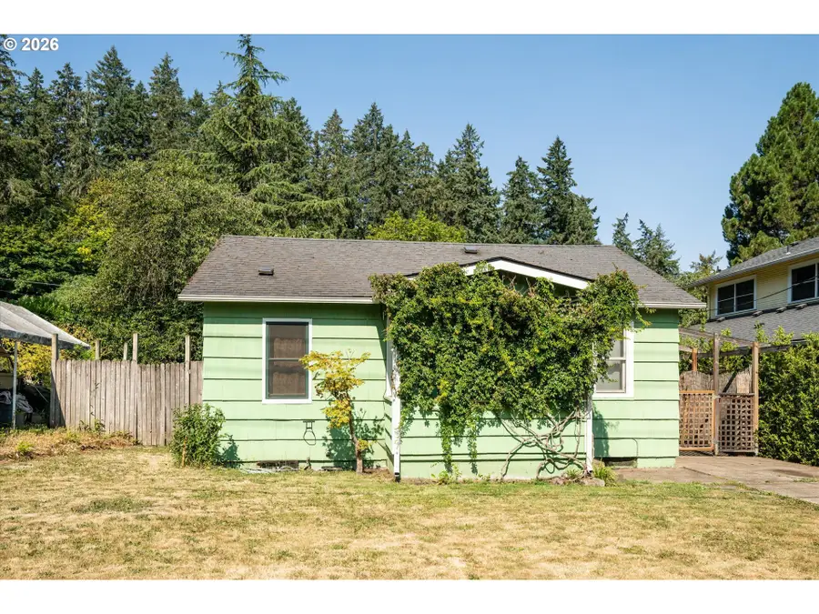 2570 Emerald St, Eugene, OR 97403 - #2