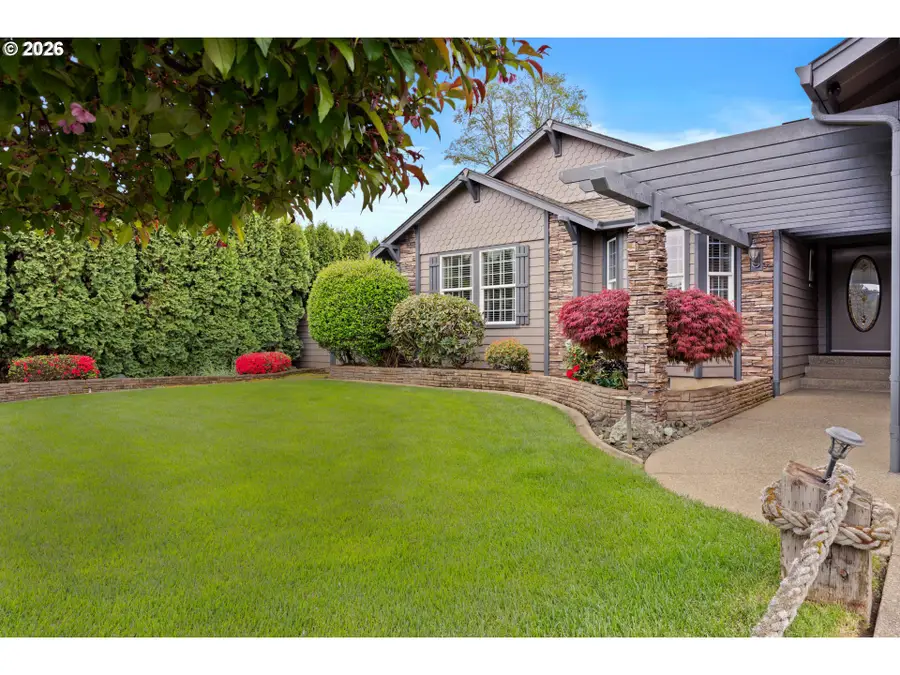 237 Cambridge Dr, Sutherlin, OR 97479 - #3