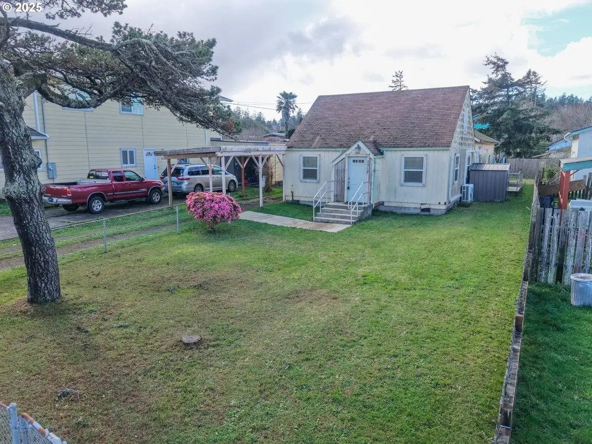 2518 Pacific Ave, North Bend, OR 97459 - Image #1