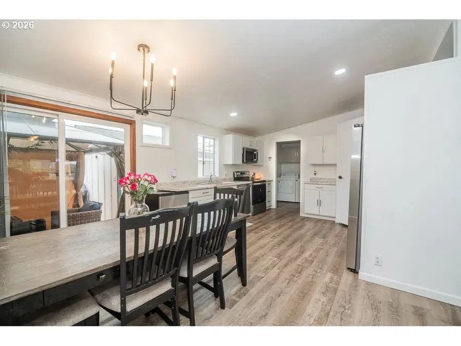 898 Lochaven Ave, Springfield, OR 97477 - #2