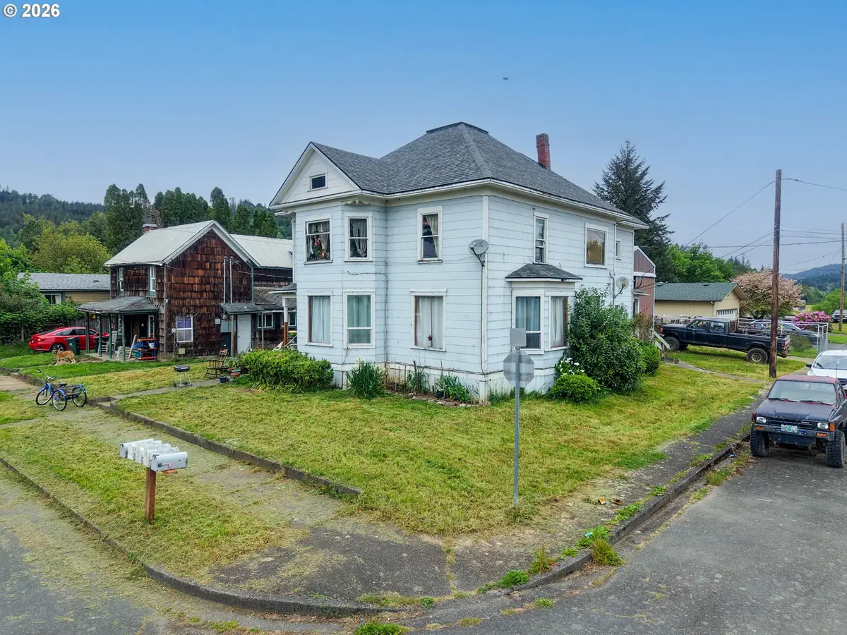131 Ash St, Myrtle Point, OR 97458 - #1