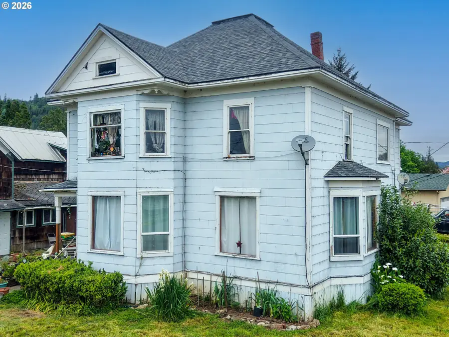 131 Ash St, Myrtle Point, OR 97458 - #2