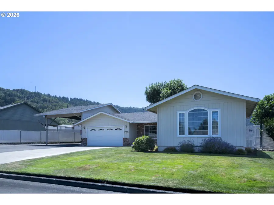 3317 W Normandy Ave, Roseburg, OR 97471 - #2