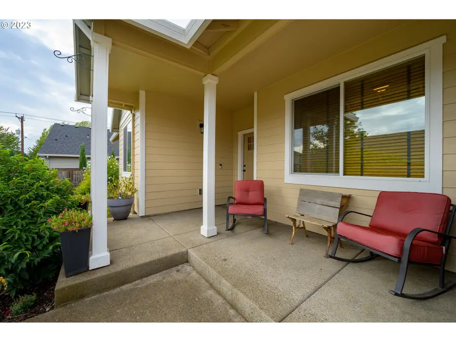 467 E Johnson St, Carlton, OR 97111 - #3