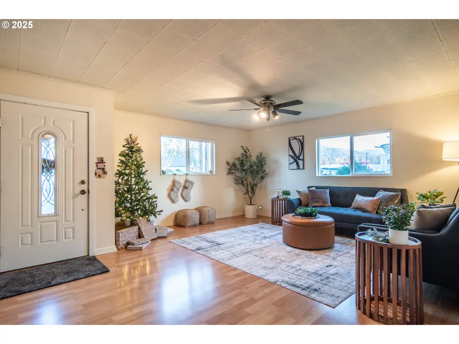 1418 SE Micelli St, Roseburg, OR 97470 - Image #2