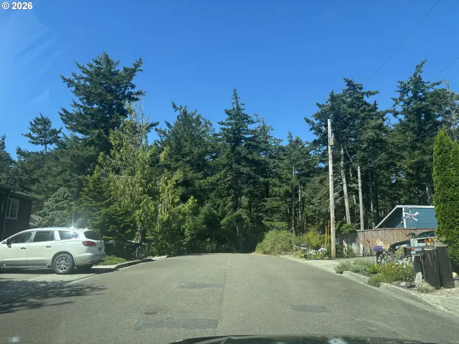 7th St, Florence, OR 97439 - #3