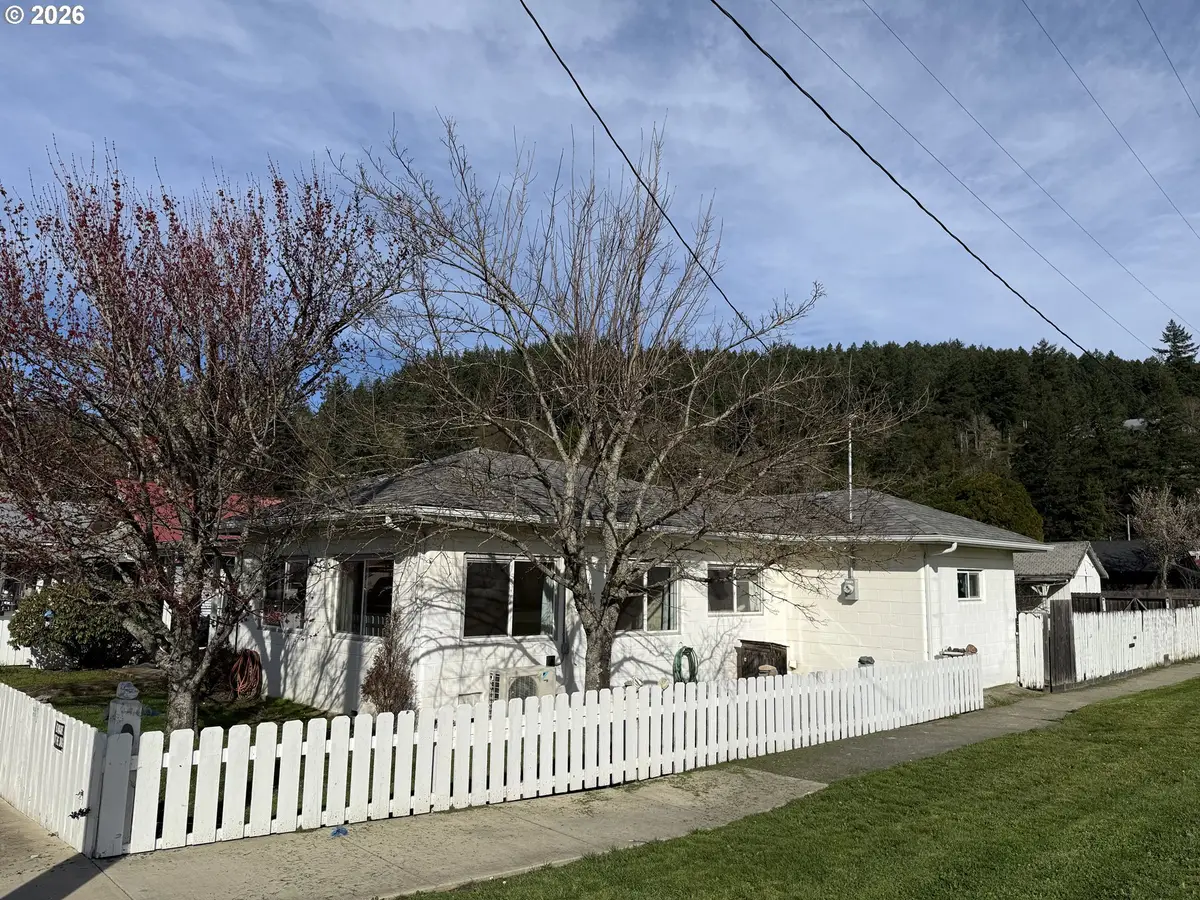 410 3rd Ave, Powers, OR 97466 - #1