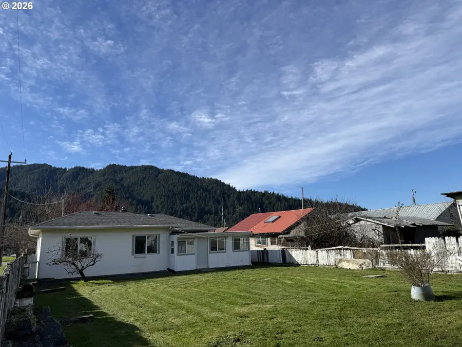 410 3rd Ave, Powers, OR 97466 - #3