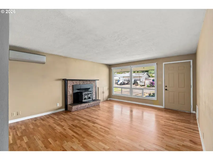 1128 S 11th St, Cottage Grove, OR 97424 - #3