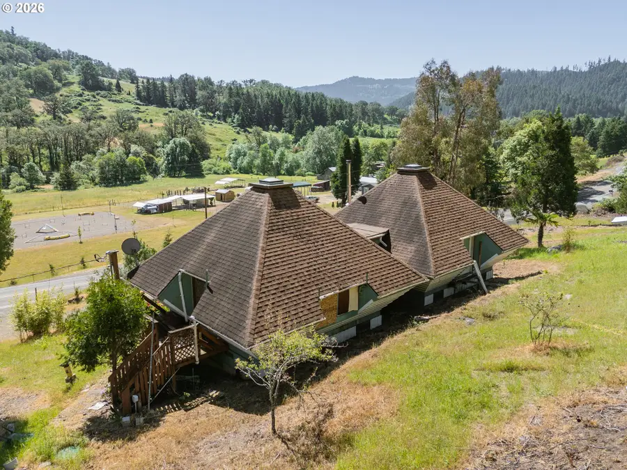 3707 Willis Creek Rd, Winston, OR 97496 - #3