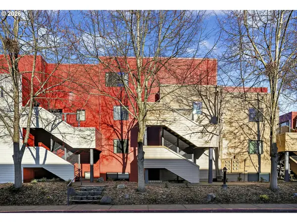 910 NW Naito Pkwy #i18, Portland, OR 97209