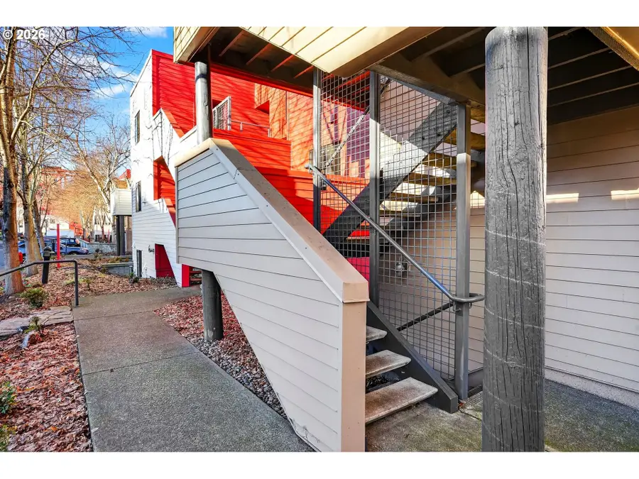 910 NW Naito Pkwy #i18, Portland, OR 97209 - Image #2