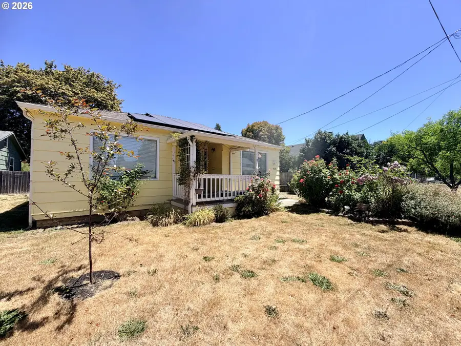 425 W Umpqua St, Roseburg, OR 97471 - #2
