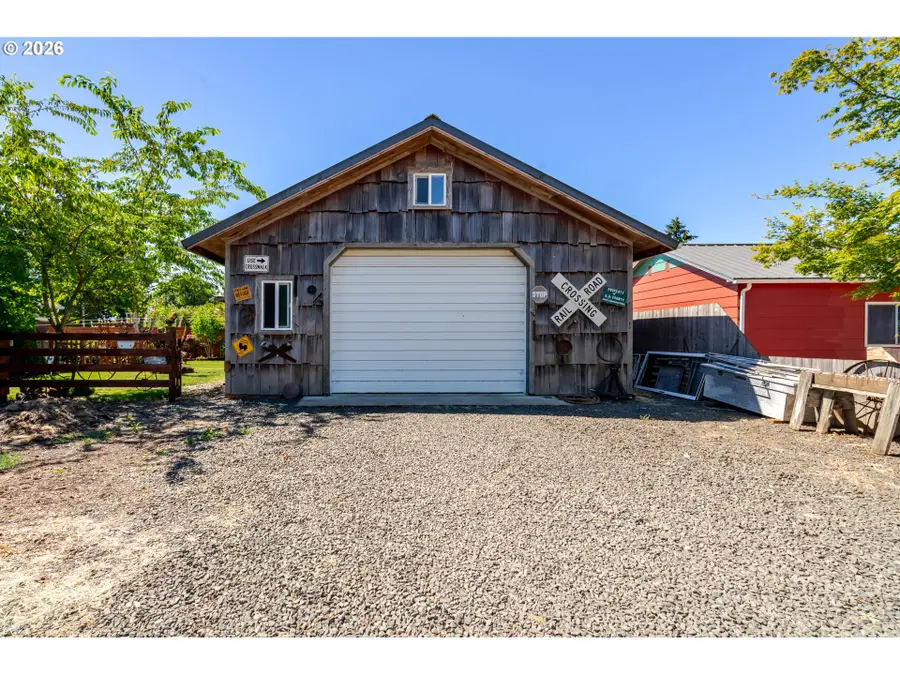 362 E Washington Ave, Brownsville, OR 97327 - #2