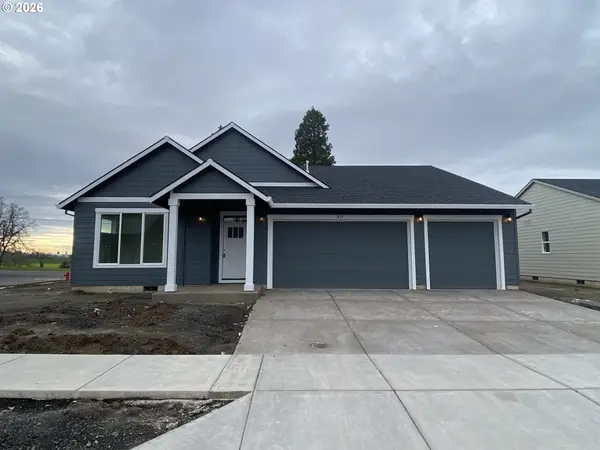 677 Parker Loop, Silverton, OR 97381