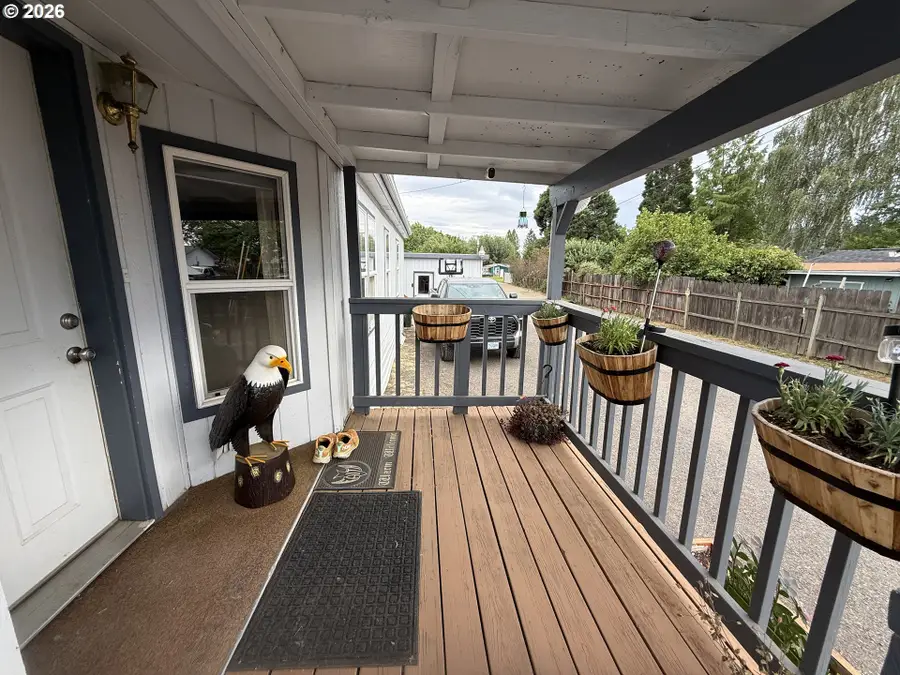 826 W Dean Ave, Sutherlin, OR 97479 - #3