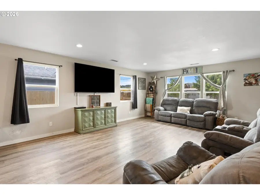 2029 Castle Ave, Roseburg, OR 97471 - #2