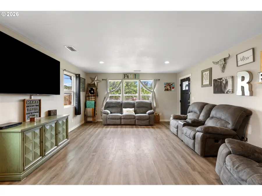 2029 Castle Ave, Roseburg, OR 97471 - #3