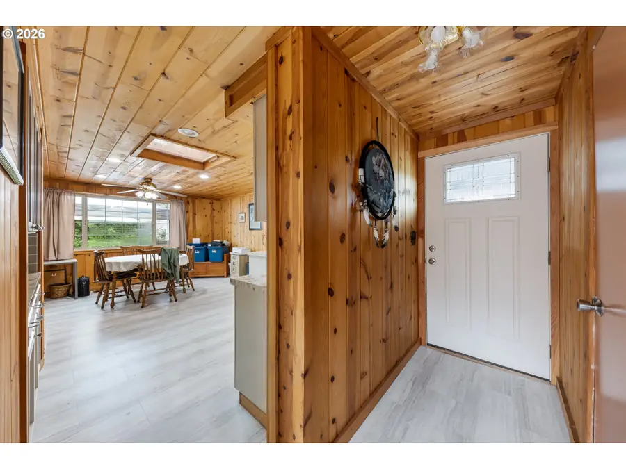 542 NW Douglas St, Dallas, OR 97338 - #2