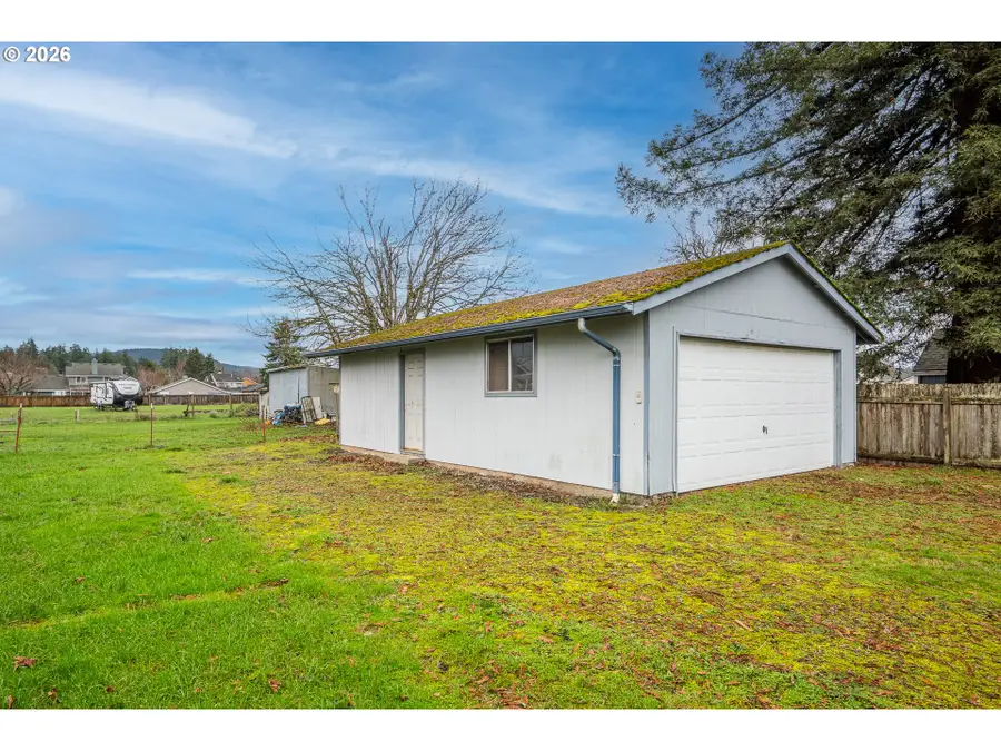 875 S 43rd St, Springfield, OR 97478 - Image #2