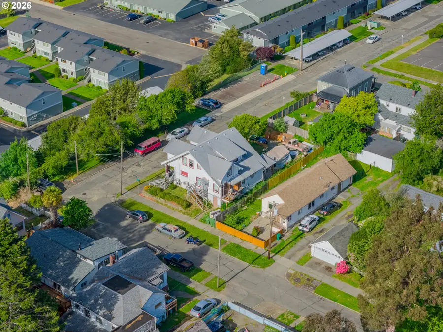 879 1/2 Donnelly Ave, Coos Bay, OR 97420 - #2