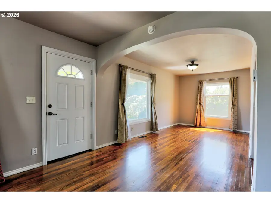 318 E 13th St, The Dalles, OR 97058 - #2