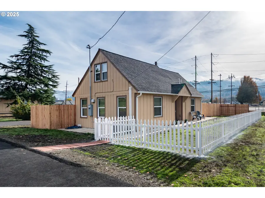 315 NE Cummins St, Roseburg, OR 97470 - Image #2