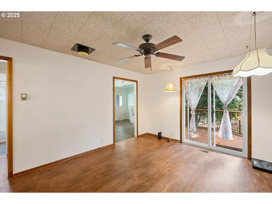 635 NW 4th Ave, Myrtle Creek, OR 97457 - Image #2