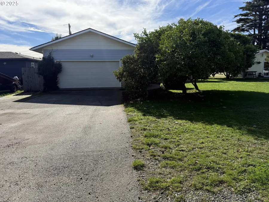 221 Musser St, Brookings, OR 97415 - Image #2