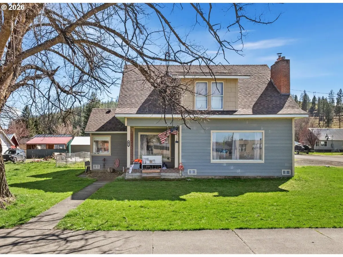 206 W 1st St, Wallowa, OR 97885 - #1