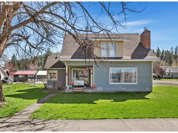 206 W 1st St, Wallowa, OR 97885