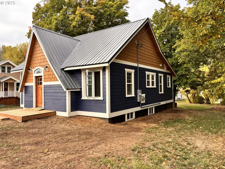 404 N Holmes St, Wallowa, OR 97885 - Image #2