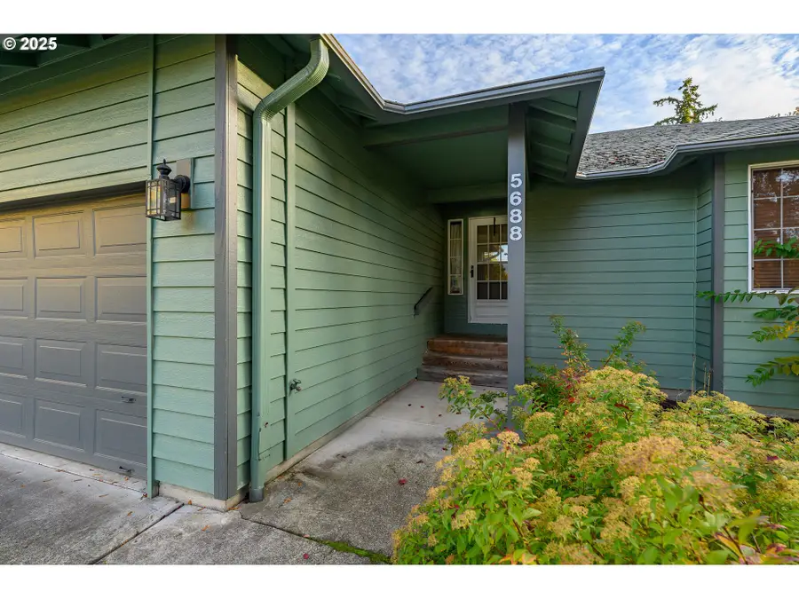 5688 SE Lexington Dr, Hillsboro, OR 97123 - Image #3