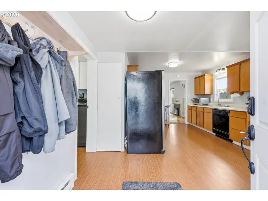 896 5th St, Lafayette, OR 97127 - #3