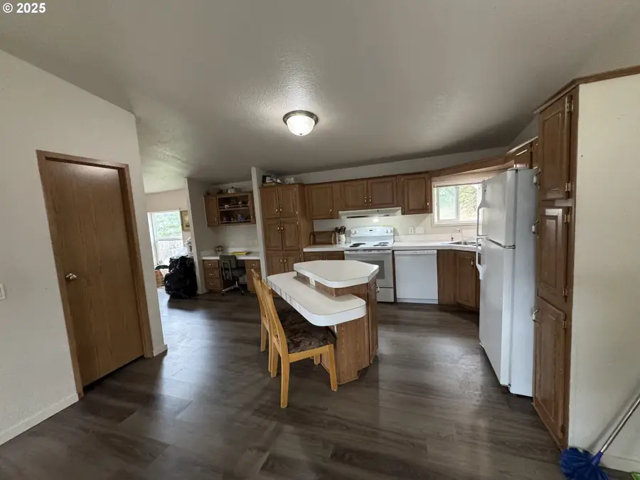 553 Carol St, Lowell, OR 97452 - Image #2