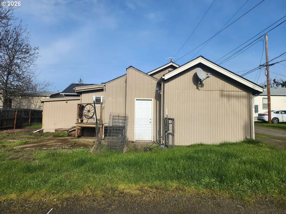 1337 NE Freemont Ave, Roseburg, OR 97470 - #1