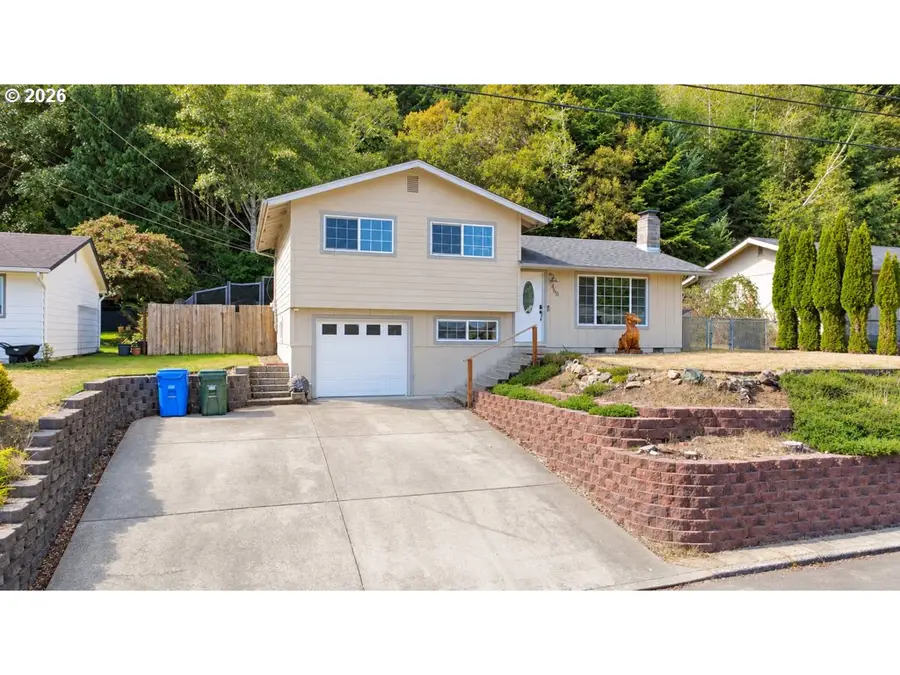 460 Westmont Dr, Reedsport, OR 97467 - #3