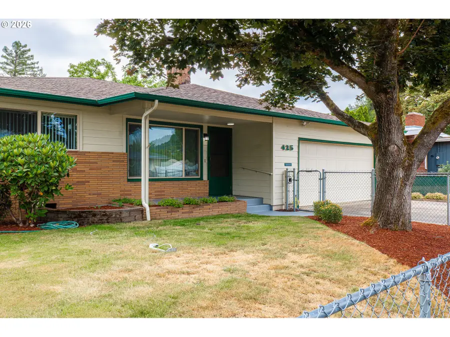 425 W Maple St, Roseburg, OR 97471 - #2