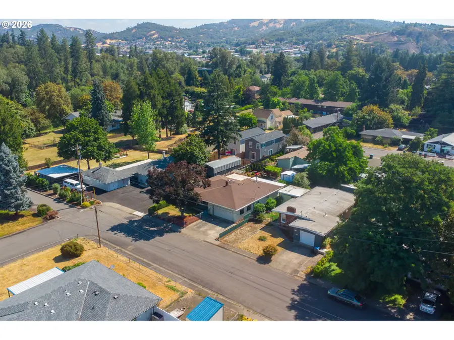 425 W Maple St, Roseburg, OR 97471 - #3