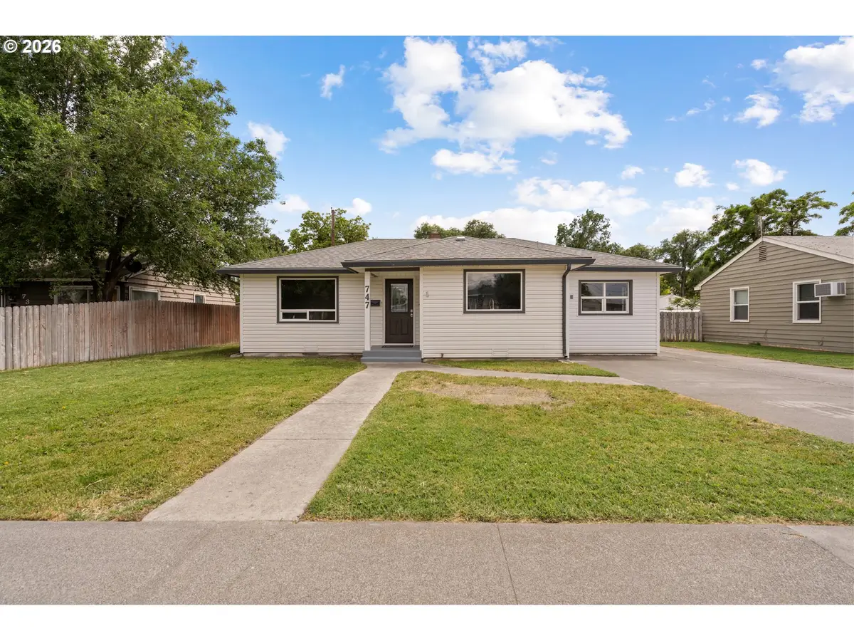 747 W Juniper Ave, Hermiston, OR 97838 - #1