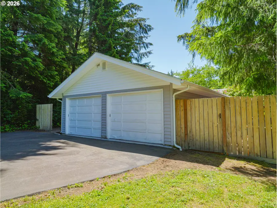 657 S Schooner Creek Rd, Lincoln City, OR 97367 - #2