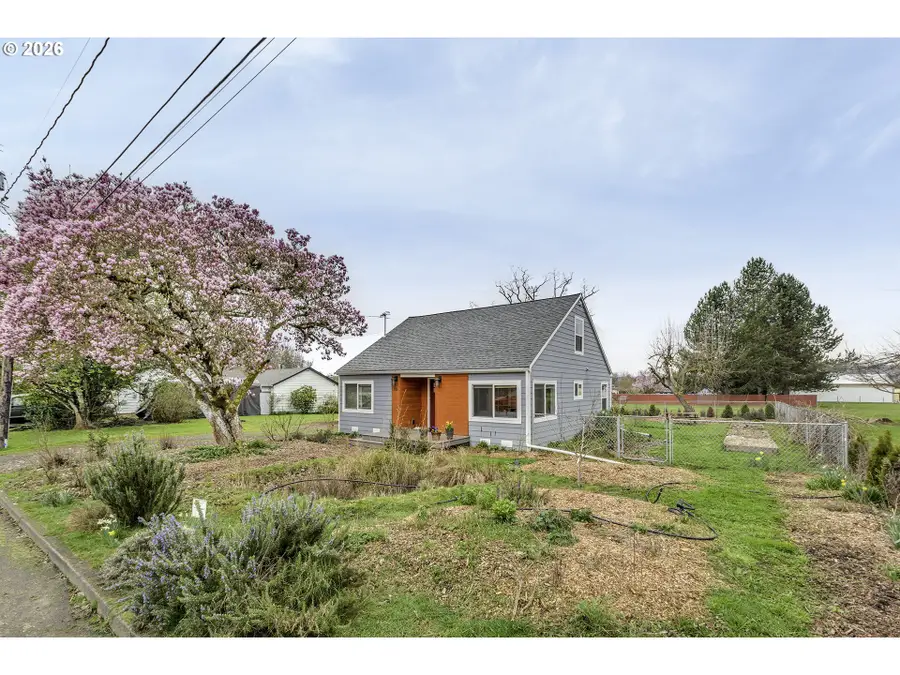 715 S 8th Ave, Cornelius, OR 97113 - #2