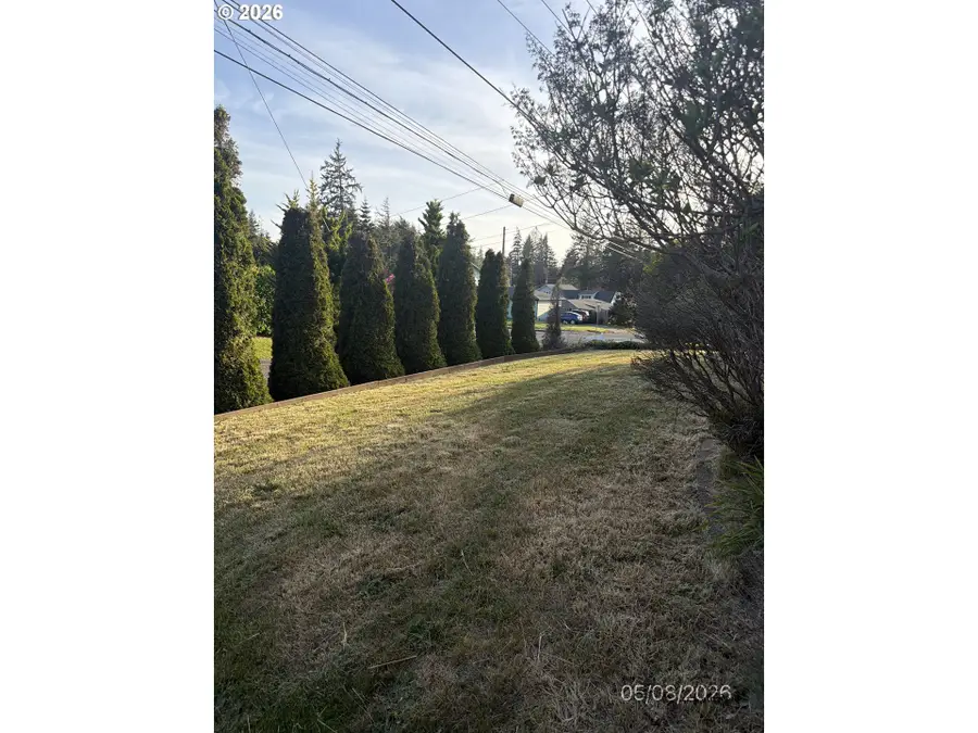 1086 Lewis St, North Bend, OR 97459 - #3